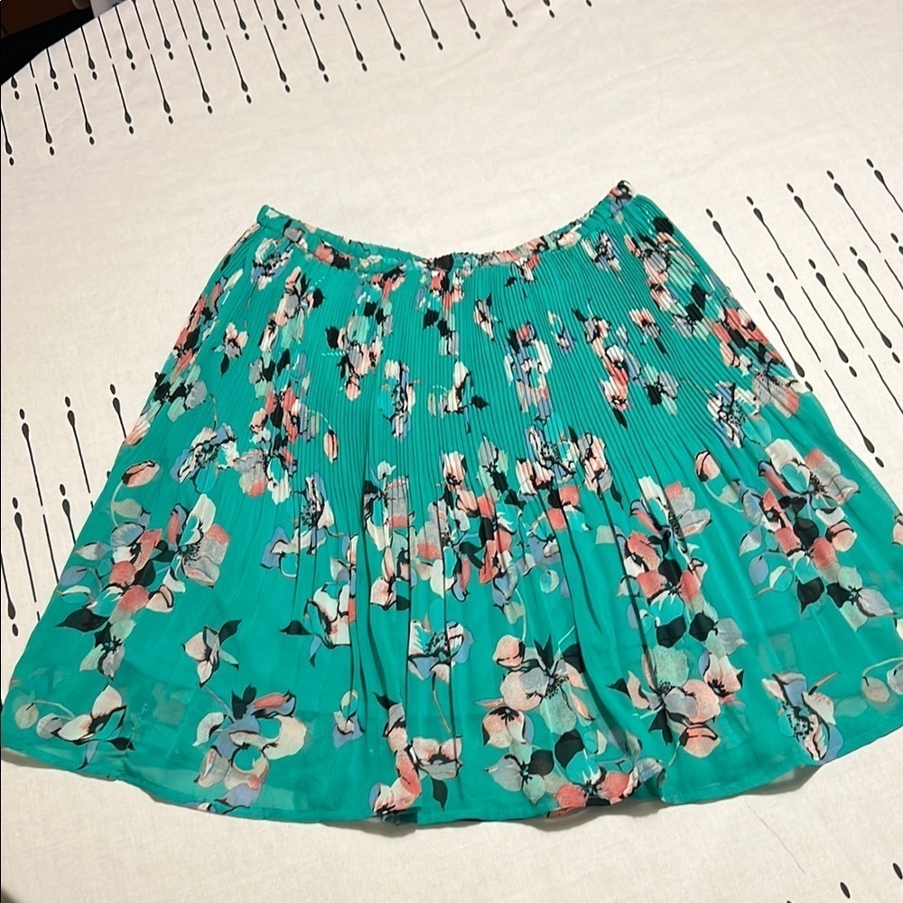Elle Green Pleated Floral Skater Mini Skirt. Size 8
